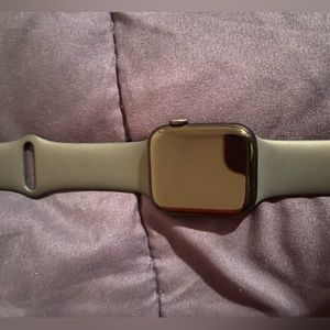 APPLE WATCH SE 2ND GEN 44MM CASE Size M/L TWO MONTHS OLD WORN 1 TIME 190$